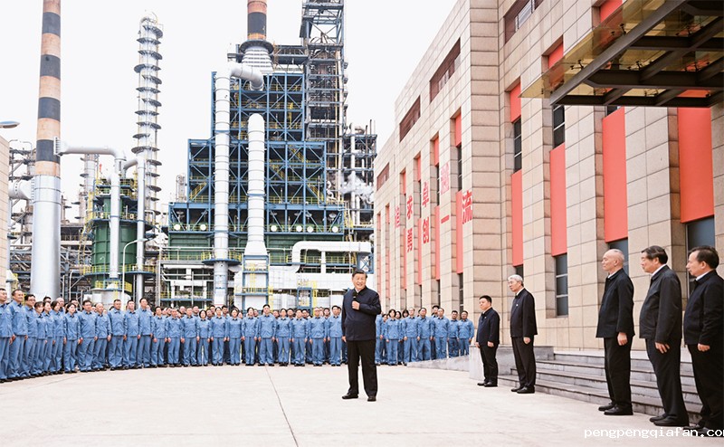 2023年10月10日至13日，中共中央总书记、国家主席、中央军委主席习近平在江西考察。这是10日下午，习近平在中国石化九江分公司考察时，同企业员工亲切交流。 新华社记者 谢环驰/摄