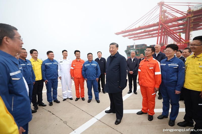 5月22日至24日,中共中央总书记、国家主席、中央军委主席习近平在山东考察。这是22日下午,习近平在日照港亲切慰问港口科技工作者、运营人员、航运人员。