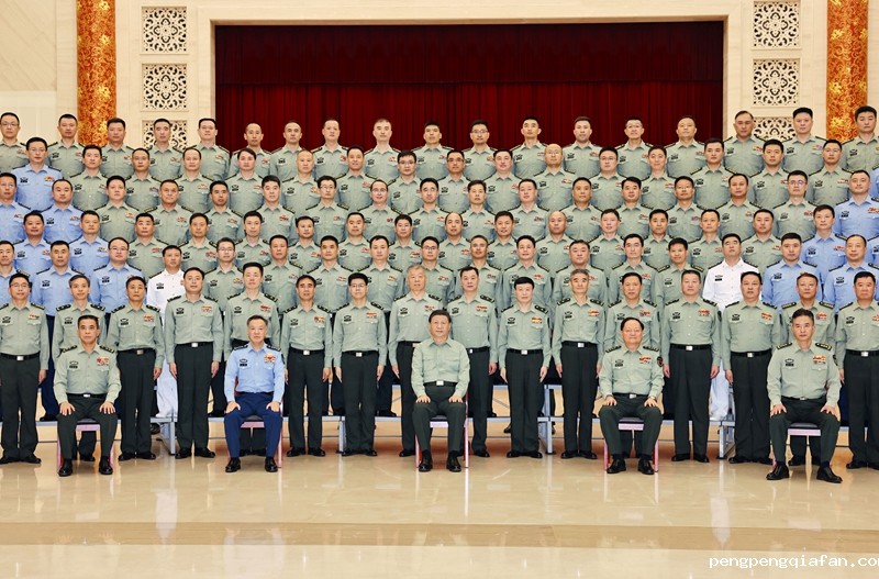 5月22日至24日,中共中央总书记、国家主席、中央军委主席习近平在山东考察。这是23日上午,习近平在济南亲切接见驻济南部队上校以上领导干部,代表党中央和中央军委向驻济南部队全体官兵致以诚挚问候。