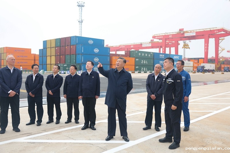 5月22日至24日,中共中央总书记、国家主席、中央军委主席习近平在山东考察。这是22日下午,习近平在日照港察看全自动化集装箱码头作业场景。