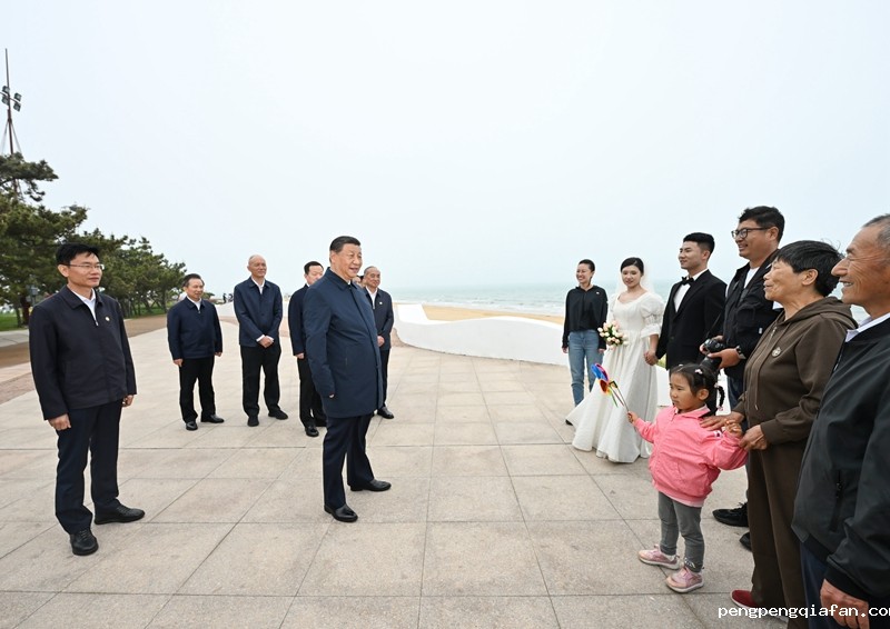 5月22日至24日,中共中央总书记、国家主席、中央军委主席习近平在山东考察。这是22日下午,习近平在日照市阳光海岸绿道同市民亲切交流。